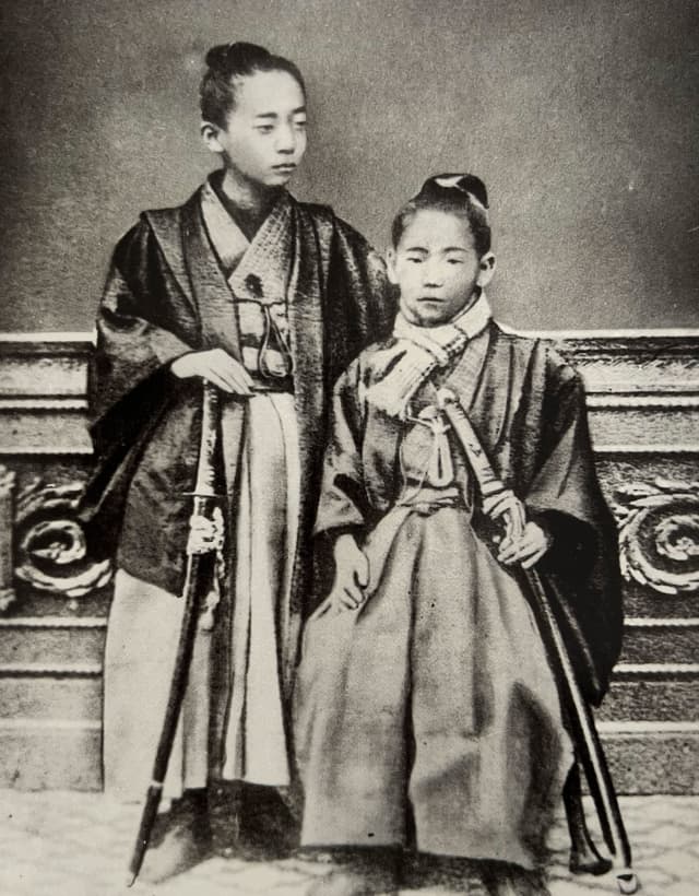 Jigoro Kano - Un hombre joven (1)
Jigoro Kano, 11 años (derecha) - © Instituto Kodokan
