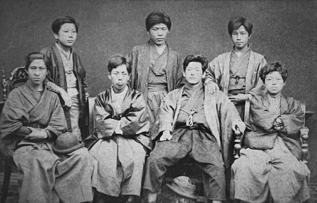 Jigoro Kano: Cuando Kano descubre las artes marciales (3) 
Jigoro Kano y amigos estudiantes en la Universidad de Tokio (segundo a la derecha) ©Instituto Kodokan