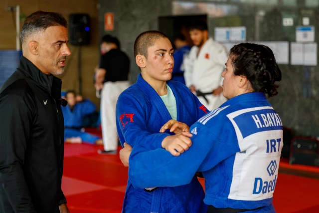 Melika y Habiba entrenando con el Equipo de Refugiados de la IJF — Málaga, octubre 2025.
